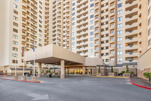 un parking vide en face d'un grand bâtiment dans l'établissement Hilton Vacation Club Polo Towers Las Vegas, à Las Vegas