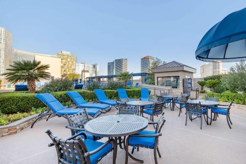 une rangée de tables et de chaises avec des chaises bleues dans l'établissement Hilton Vacation Club Polo Towers Las Vegas, à Las Vegas