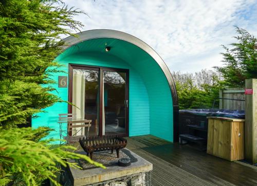 Vrt pred nastanitvijo Original Glamping Pod with Hot Tub