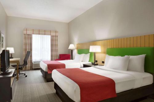 Cama ou camas em um quarto em Country Inn & Suites by Radisson, Louisville East, KY