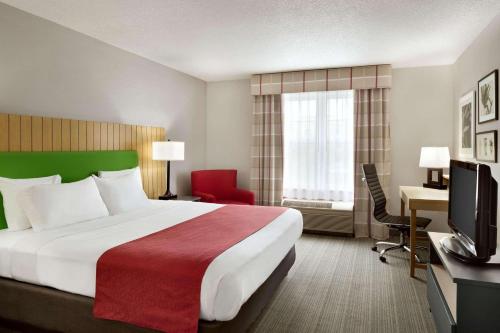 Cama ou camas em um quarto em Country Inn & Suites by Radisson, Louisville East, KY