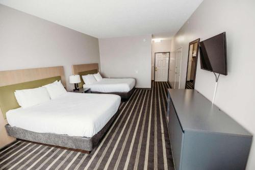 Cama ou camas em um quarto em Country Inn & Suites by Radisson, Lancaster Amish Country , PA