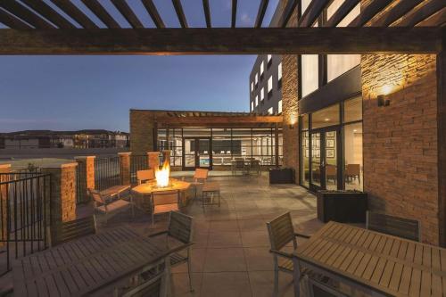 Un balcón o terraza en Country Inn & Suites by Radisson, Lubbock Southwest, TX