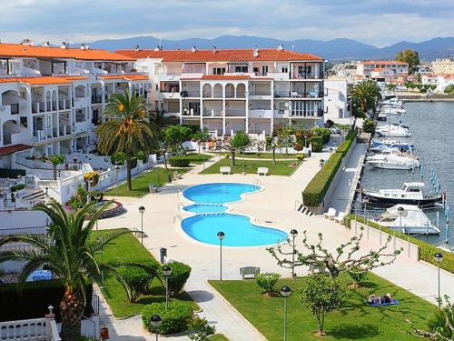 Blick auf ein Resort mit Booten im Wasser in der Unterkunft Lago Sant Mauricio in Empuriabrava