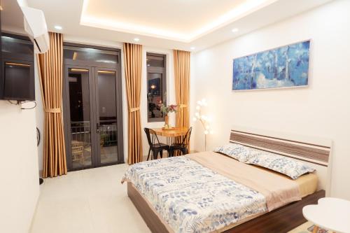 Ліжко або ліжка в номері The Sophia Apartment - Thao Dien Central