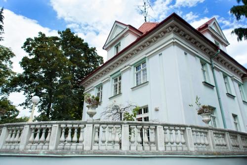 una casa blanca con una valla blanca en Retro Hotel Villa Ostrava, en Ostrava