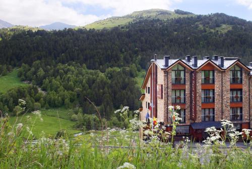 un edificio al lado de una montaña en Apartaments Els Llacs, en Bordes d´Envalira