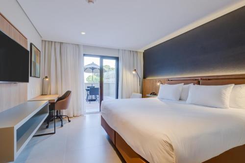 Rúm í herbergi á Hilton Garden Inn São José do Rio Preto