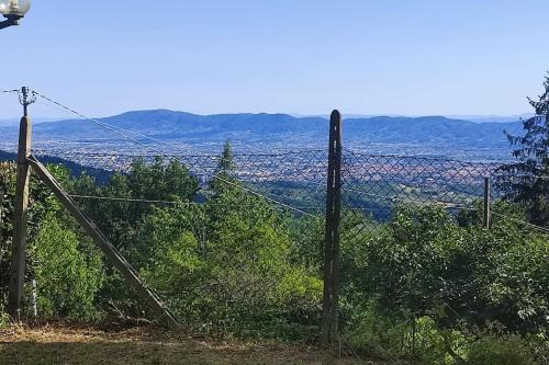 een draad hek met uitzicht op een stad bij Casa Baggino in Pistoia