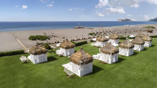 uma vista superior de um grupo de cabanas na praia em Hilton Dalaman Sarigerme Resort & Spa em Dalaman