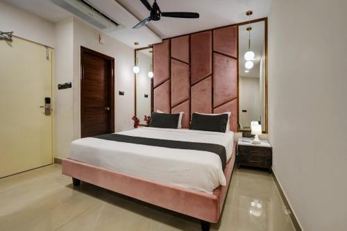 Tempat tidur dalam kamar di Astra Hotels & Suites - Koramangala