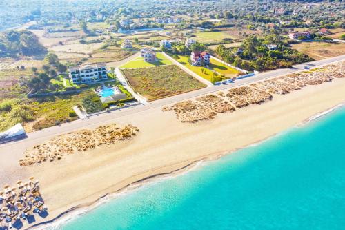 uma vista aérea da praia e do oceano em San Giovanni Beach Resort and Suites em Lefkada Town