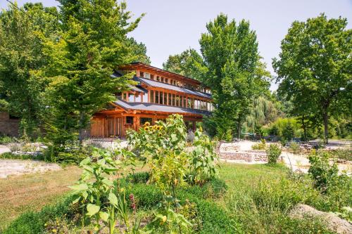 una casa in legno con giardino di fronte di Guest House Mala Prica a Živinice