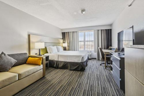 Кровать или кровати в номере Country Inn & Suites by Radisson, Chicago O'Hare South, IL