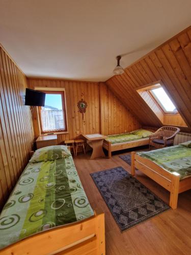 um quarto com três camas num quarto em Pokoje Gościnne u Cześka em Kluszkowce