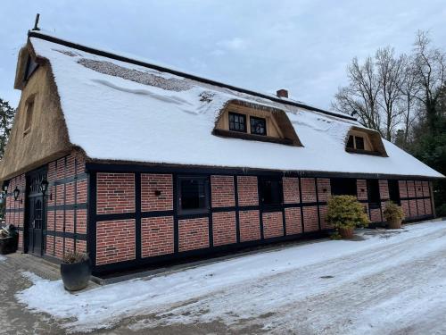 een gebouw met sneeuw op het dak bij Steffens Hof in Worpswede