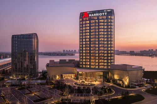 een groot gebouw met een bord erop bij Qingdao Marriott Hotel Jiaozhou in Qingdao