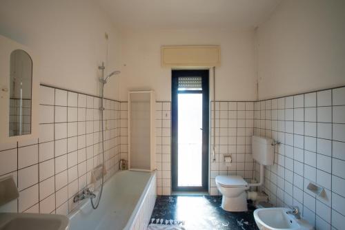 e bagno con vasca, servizi igienici e lavandino. di Guest House Ca' Lou al Teatro a Vicenza