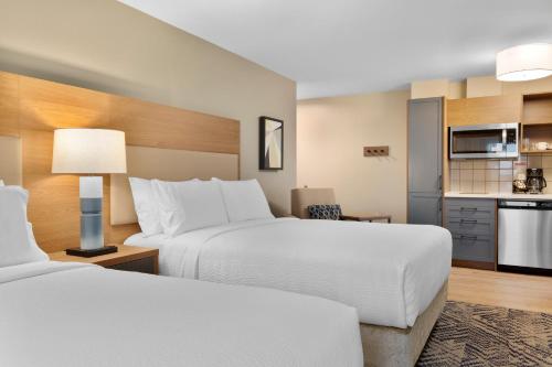 เตียงในห้องที่ Candlewood Suites Collingwood, an IHG Hotel