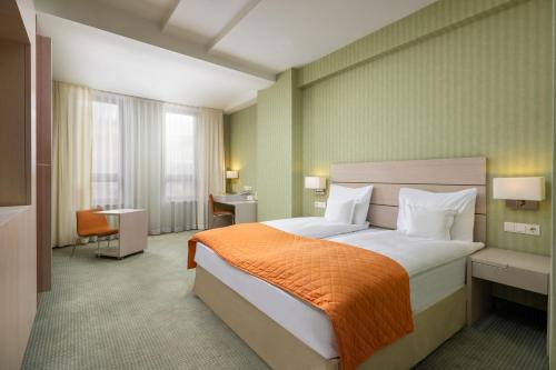 Cama ou camas em um quarto em Hotel Golden Tulip Ana Tower Sibiu