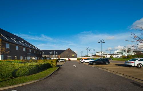 eine Straße mit Autos auf einem Parkplatz in der Unterkunft Holiday Inn Express London - Epsom Downs, an IHG Hotel in Epsom