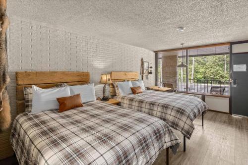 Llit o llits en una habitació de Stonegate Lodge 2 Queen Beds Fast WiFi 50in TV Salt Water Pool Room # 305