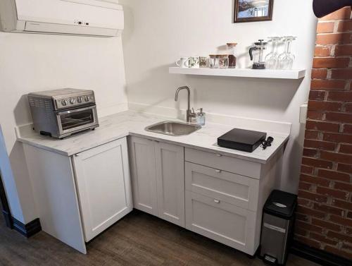 A kitchen or kitchenette at Beautiful River View Apt in Wine Country