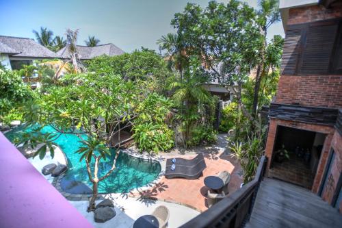 vista sul tetto di un cortile con piscina di Melo Suites Hotel a Seminyak