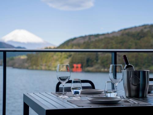 una mesa con copas y una botella de vino. en Rakuten STAY FUJIMI TERRACE Hakone Ashinoko, en Hakone