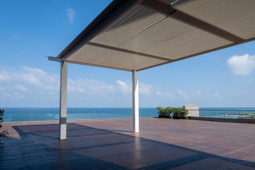 un pabellón con vistas al océano en The Vista At Hilton Tel Aviv, en Tel Aviv