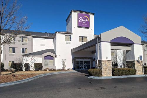 un grande edificio bianco con un cartello sopra di Sleep Inn Pelham Oak Mountain a Pelham