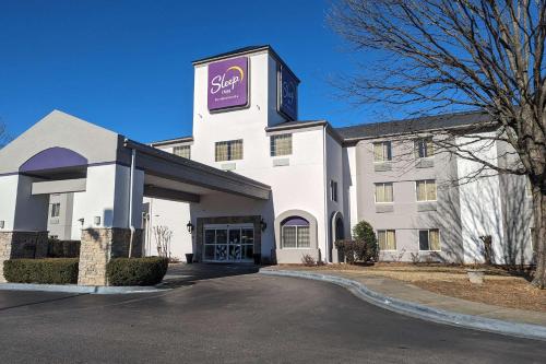 un grande edificio bianco con un cartello sopra di Sleep Inn Pelham Oak Mountain a Pelham