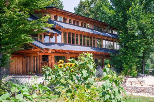 una grande casa in legno con pannelli solari di Guest House Mala Prica a Živinice