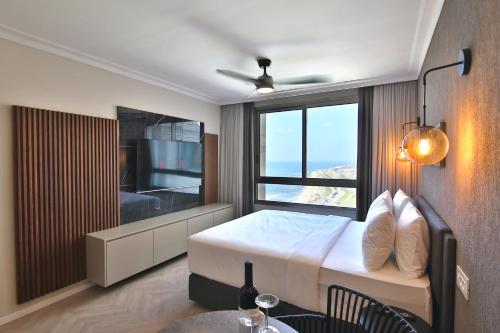 Cama ou camas em um quarto em Luxury Suites by Notaly Ariel - Carmel Beach