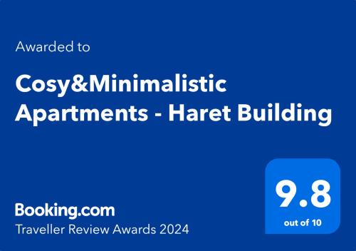 un cartello blu e bianco con le parole "organizzazione essenziale molesta l'edificio" di Cosy&Minimalistic Apartments - Haret Building a Sinaia