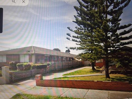 A garden outside Two Pines, whole home in Tullamarine near airport!