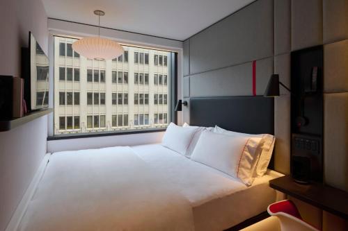 Giường trong phòng chung tại citizenM Austin Downtown