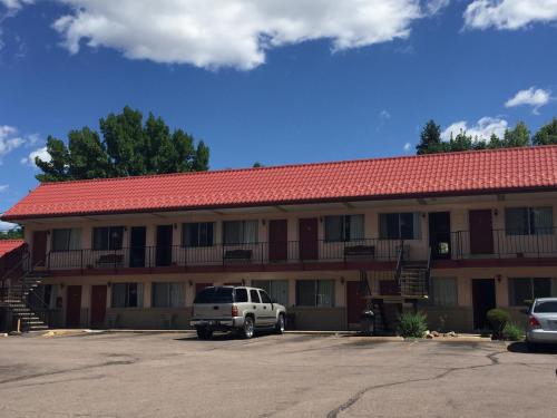 un bâtiment avec une voiture garée devant lui dans l'établissement Garden of the Gods Motel, à Colorado Springs