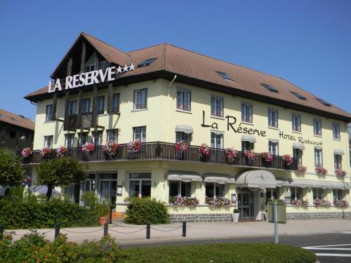 Budynek, w którym mieści się hotel