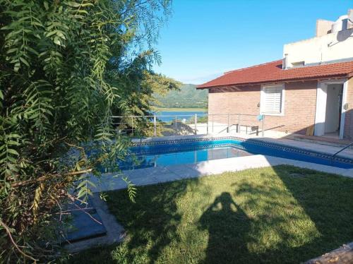 Piscina a Casa vista panorámica al lago o a prop