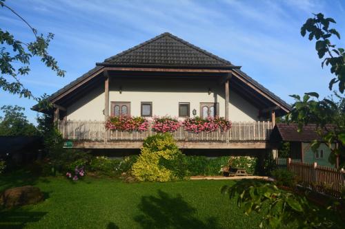 une maison avec un balcon fleuri dans l'établissement Bio-Bauernhof Haunschmid, à Ardagger Markt