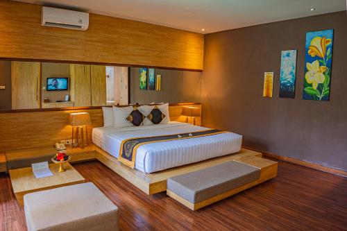 - une chambre avec un grand lit dans l'établissement Asa Bali Luxury Villas & Spa, à Seminyak