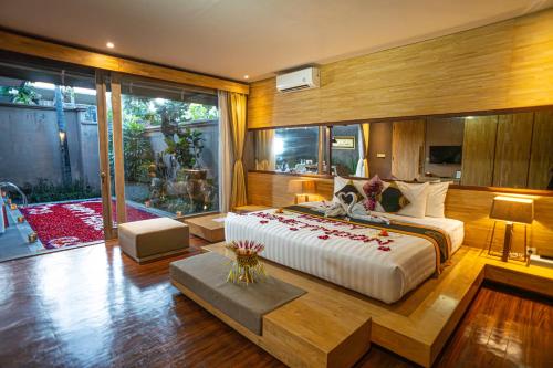 - une chambre avec un grand lit dans l'établissement Asa Bali Luxury Villas & Spa, à Seminyak