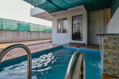 A piscina localizada em EMPYREAN STAY ll 2BHK II GOOD LUCK VILLA ll PRIVATE POOL II BBQ II ou nos arredores