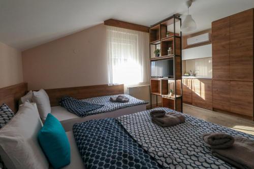 um quarto com 2 camas e toalhas em Studio Apartments Maksimović em Niš