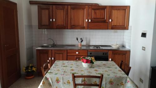 una cucina con tavolo e tovaglia; di Residence Domus a Pisa