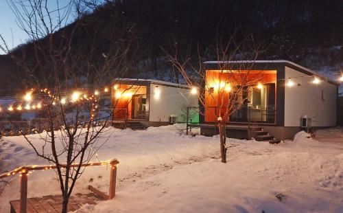 スラニク・モルドバにあるKub House Villageの夜雪明かりの家