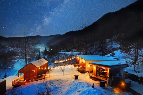 スラニク・モルドバにあるKub House Villageの夜雪に覆われた家