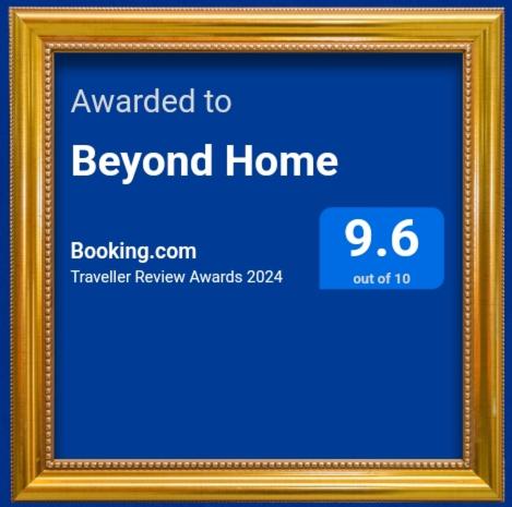 una cornice d'oro con le parole aggiunte all'esterno della casa di Beyond Home a Kozhikode