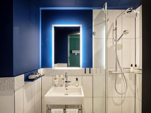 bagno con lavandino e doccia di URBAN LOFT Berlin a Berlino